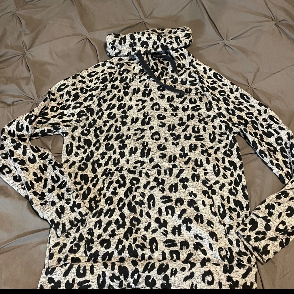 Derek Heart Long sleeve sweater sweatshirt shirt